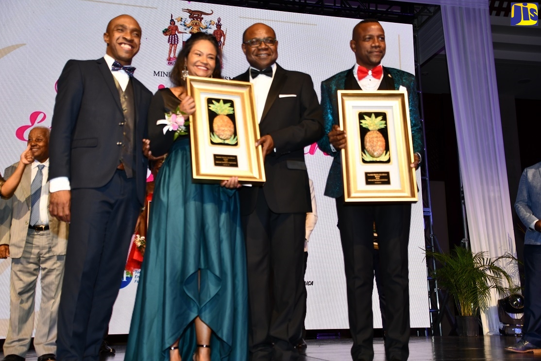 Tourism Minister, Hon. Edmund Bartlett (third left), presents the organisation award in the Tourism Service Excellence Awards (TSEA), to  Director of Brand and Communications at Half Moon Hotel in St. James, Laura Redpath, while Executive Director of the Tourism Product Development Company (TPDCo), Dr. Andrew Spencer, shares the moment. At right is individual champion and Training Manager at Half Moon Hotel, Conroy Thompson.  The TSEA awards ceremony was held at the Montego Bay Convention Centre in Rose Hall, St. James on Saturday (March 30).
 
 
