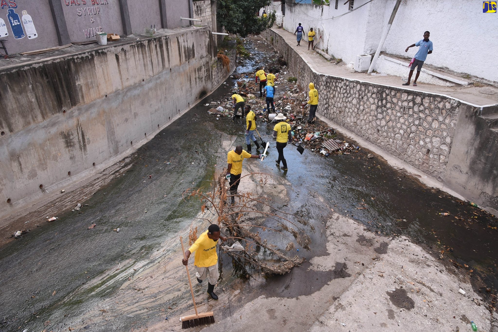 PM Leads Dengue Clean-up in Grants Pen