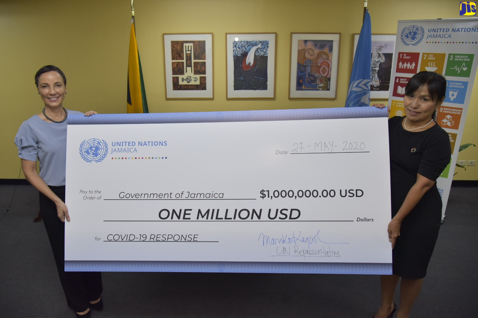 (UN Fund 1) Minister of Foreign Affairs and Foreign Trade, Senator the Hon. Kamina Johnson Smith (left), and United Nations (UN) Resident Coordinator, Mariko Kagishima, display a US$1 million cheque from the UN to support Jamaica's coronavirus COVID-19 response. The handover ceremony was held on Wednesday (May 27), at the Ministry's New Kingston offices in St. Andrew.
