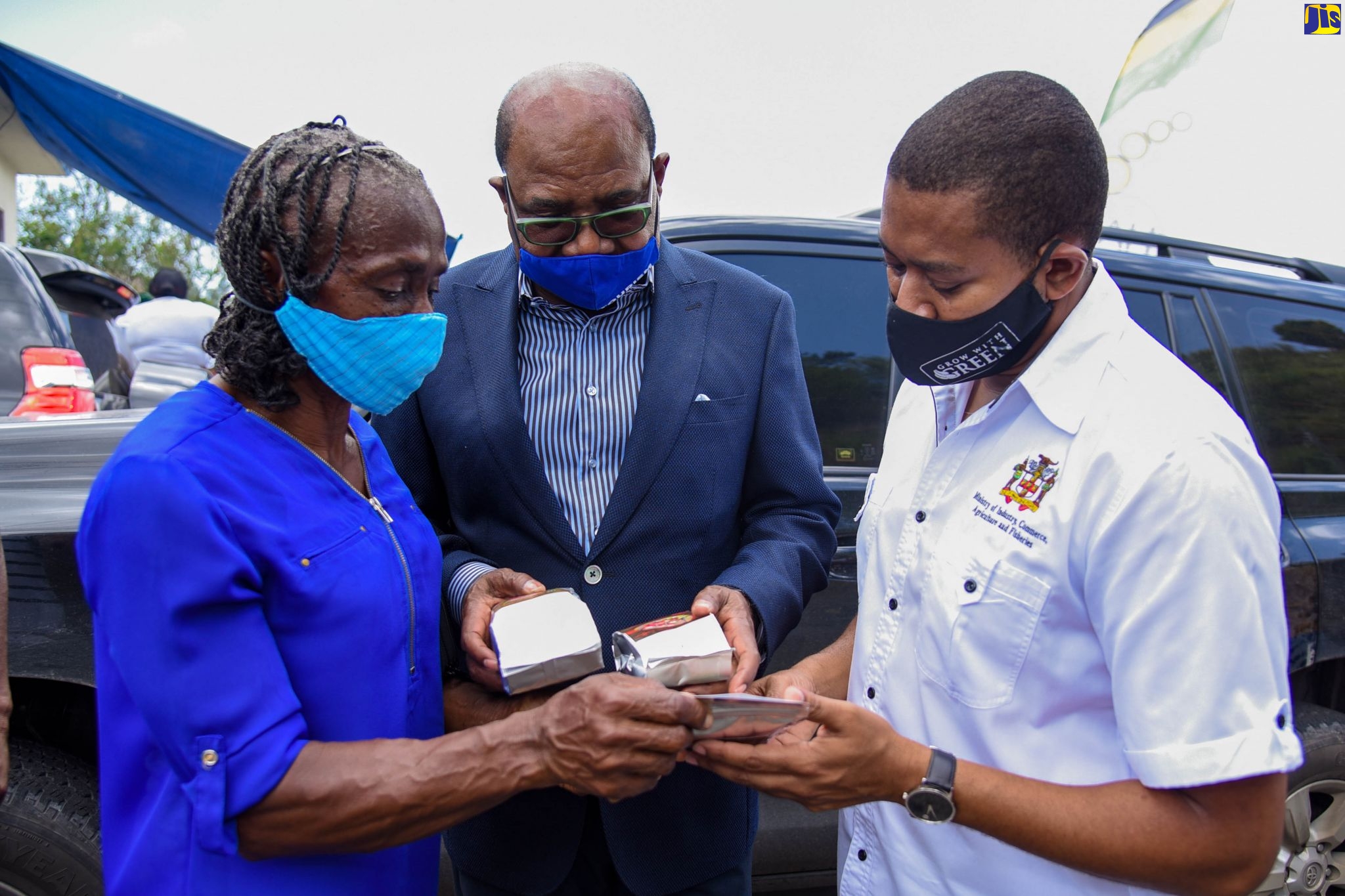 Tourism Minister commends producer of coffee ‘teabags’