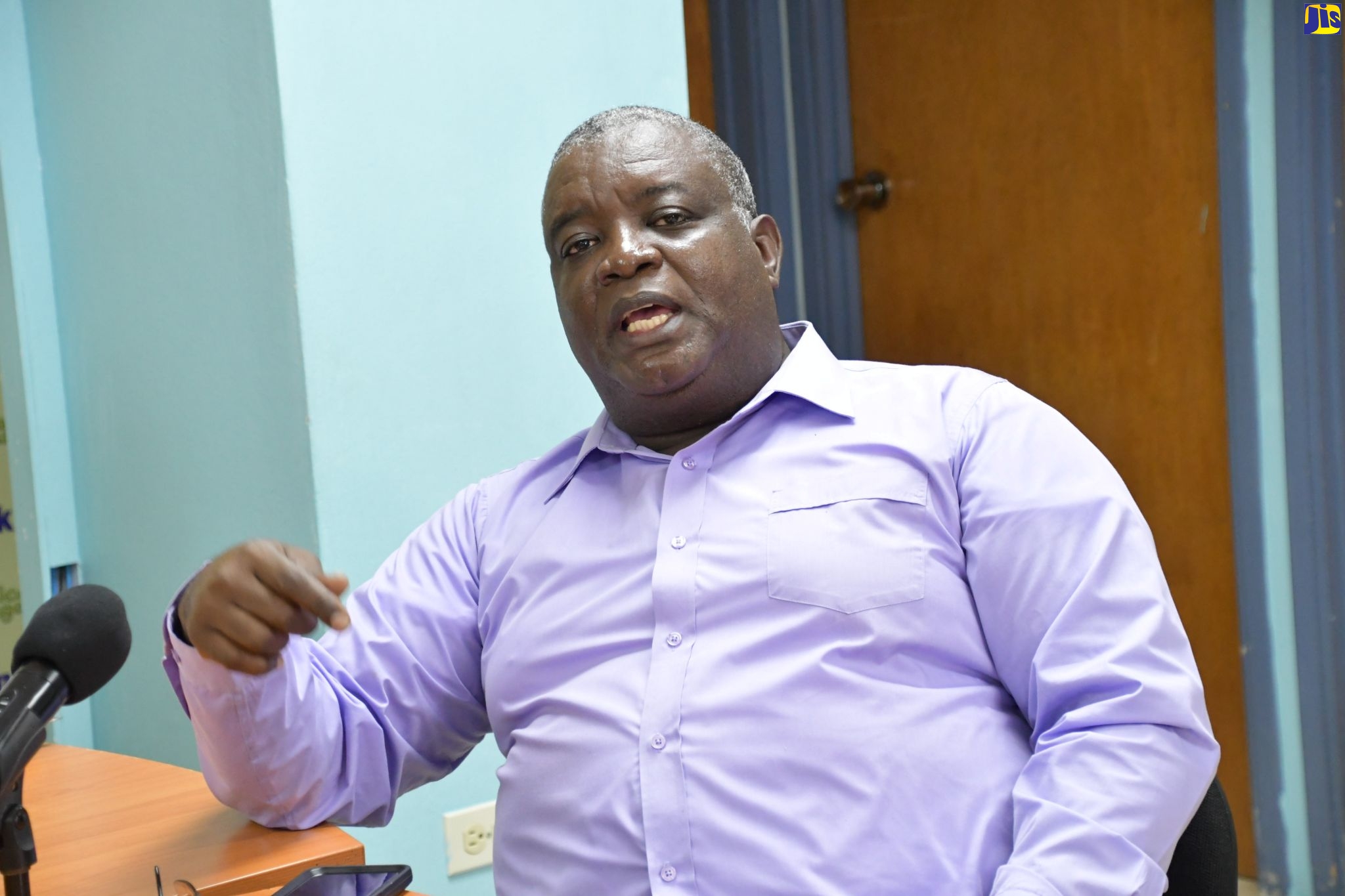 Chairman of the Jamaica Co-operative Automobile and Limousine Tours Ltd. (JCAL), Brian Thelwell, addresses a JIS Think Tank at the agency’s regional office in Montego Bay, St. James, on Monday (August 31).