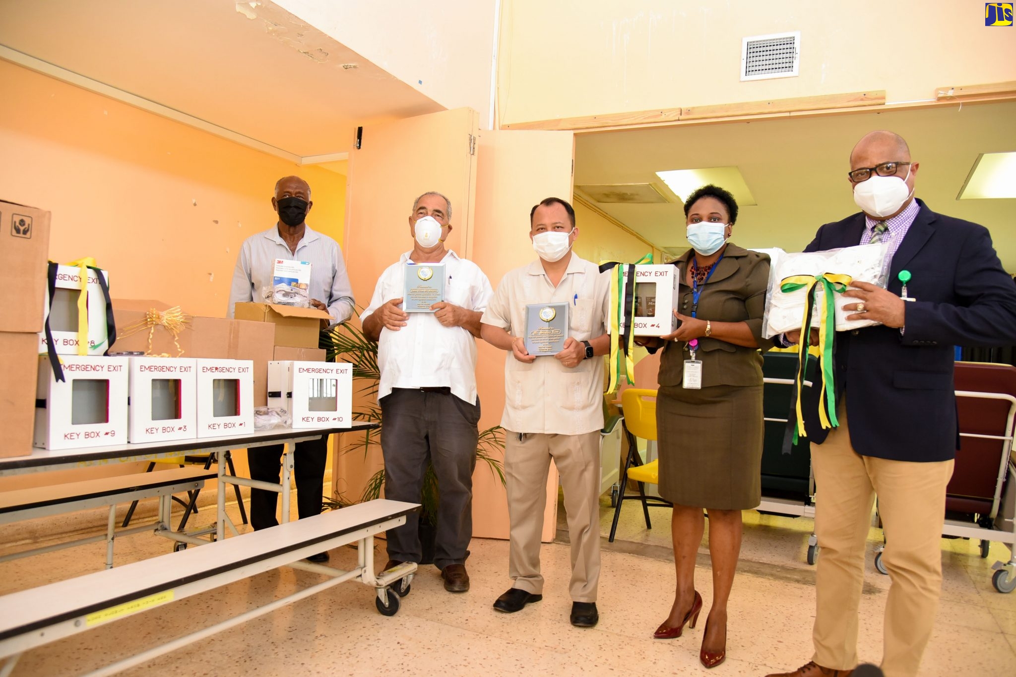 Custos Rotulorum for Clarendon, Hon. William Shagoury (second left), displays medical supplies that were donated to the May Pen Hospital by proprietor of National Self-Serve, Stephen Liao (centre). The items, along with plaques, were presented during a handover ceremony at the hospital on November 11. Others (from left) are: Chairman of the May Pen Hospital Management Committee, Baron Stewart; and the hospital’s Customer Service Manager, Faith Sterling, and Chief Executive Officer, St. Andrade Sinclair.