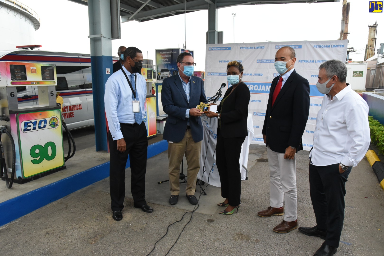 Minister of Science, Energy and Technology, Hon. Daryl Vaz (second left), symbolically hands over a gas key to State Minister in the Ministry of Health and Wellness, Hon. Juliet Cuthbert Flynn (centre), during a ceremony at the Petrojam Limited refinery located on Marcus Garvey Drive in Kingston on December 9. Petrojam has donated fuel valued $350,000 to the Ministry of Health to support the fight against the coronavirus (COVID-19). Also sharing in the moment (from left) are General Manager, Petrojam Limited, Winston Watson; Chairman, Board of Directors, Petrojam, Wayne Chen; and Vice Chair, Board of Directors, Petrojam, Metry Seaga.