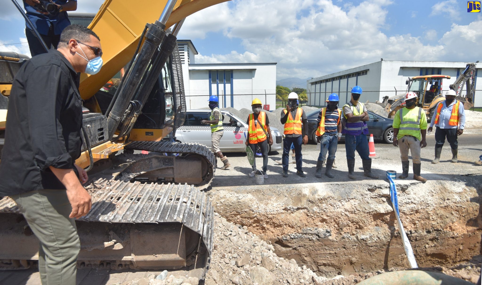 Prime Minister Tours Project to Improve Water Supply in Corporate Area