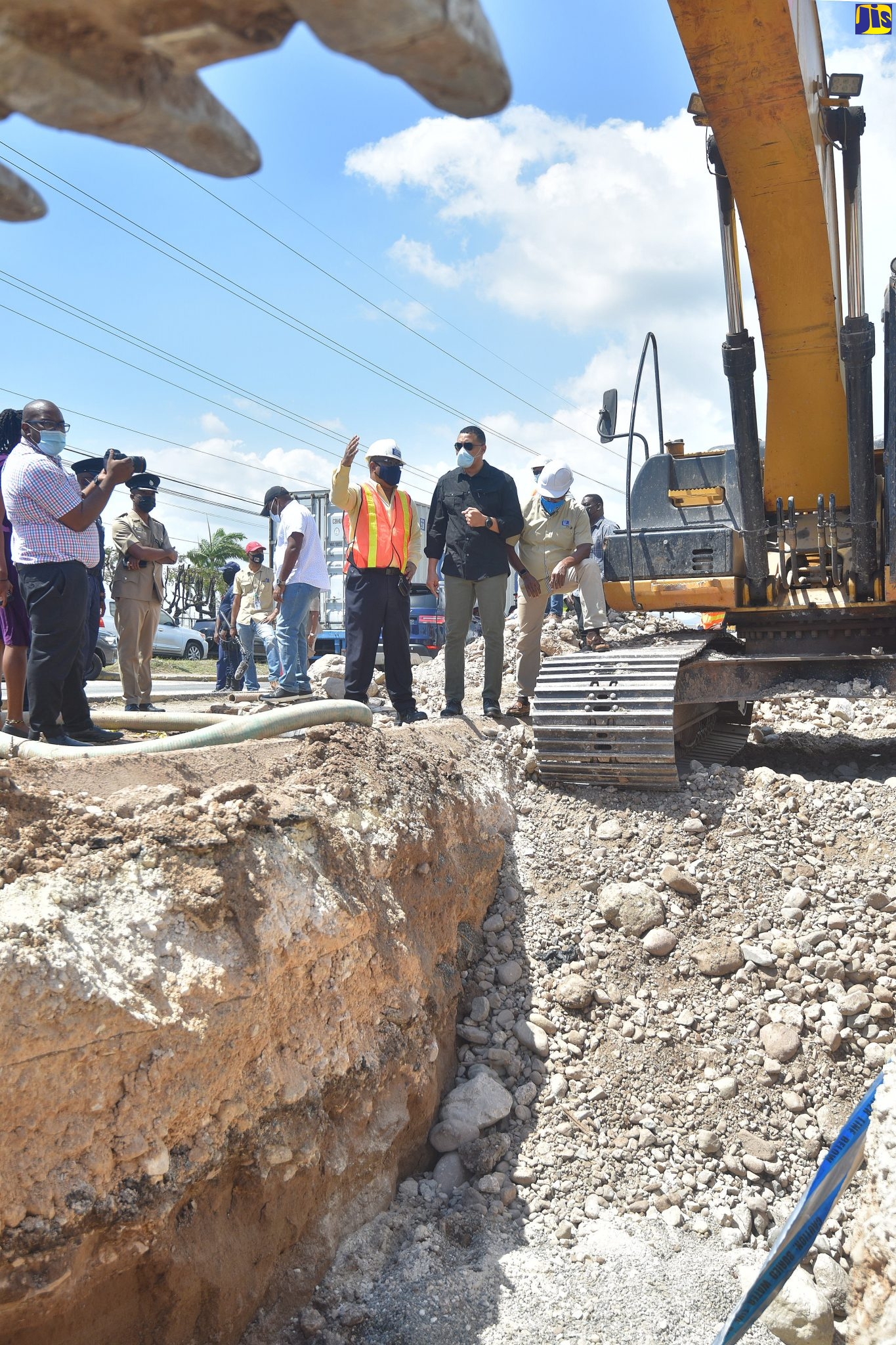 Prime Minister Tours Project to Improve Water Supply in Corporate Area