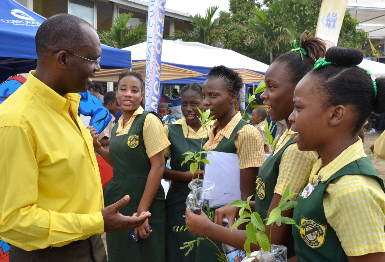 Executive Director of the Jamaica 4-H Clubs, Dr. Ronald Blake (left), converses with students from the St. Ann-based Ocho Rios High School at the 2016 staging of the National Achievement Expo, held at the Denbigh Showground in May Pen, Clarendon.

