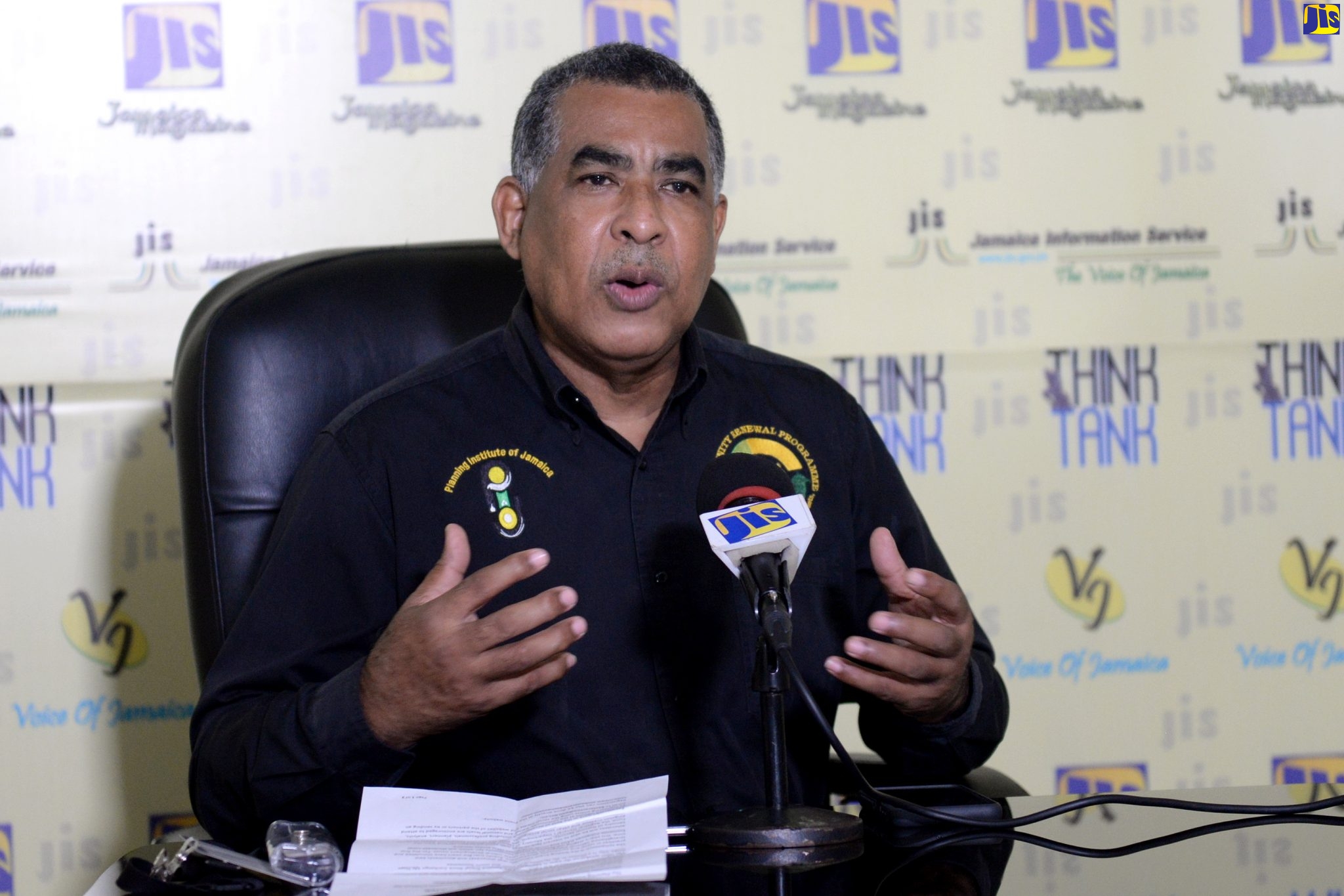 Programme Director, Planning Institute of Jamaica (PIOJ) Community Renewal Programme, Charles Clayton, makes a point during a Jamaica Information Service (JIS) Think Tank at the agency’s head office in Kingston on Wednesday (October 27).