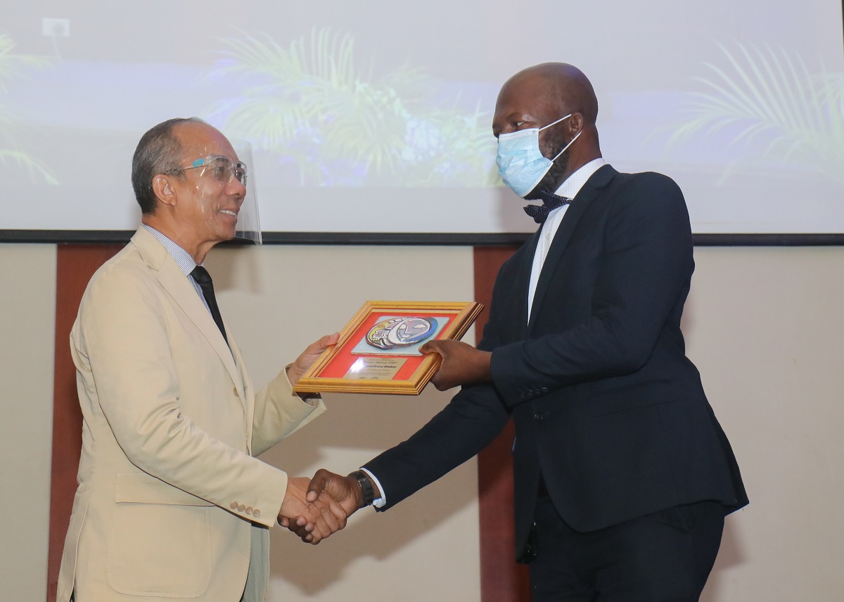  Minister of National Security, Hon. Dr. Horace Chang, presents the Top Policeman award to Sub-Officer in charge of the Montego Hills Police Station, Sergeant Bruce Walker.  Occasion was the inaugural frontline workers’ awards for St. James hosted by the Montego Bay Chamber of Commerce and Industry (MBCCI) in collaboration with Sarah