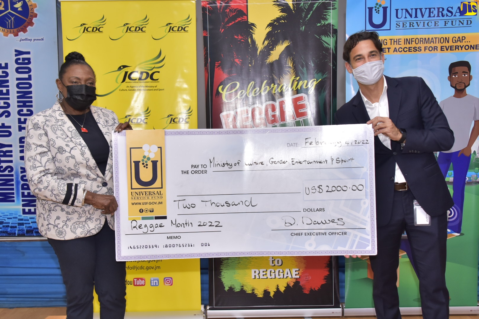 PHOTOS: Presentation Of Cheque For Internet Service