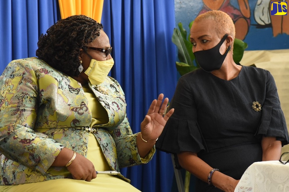 PHOTOS: Education Minister Hands Over Printer To Rollington Town Primary School