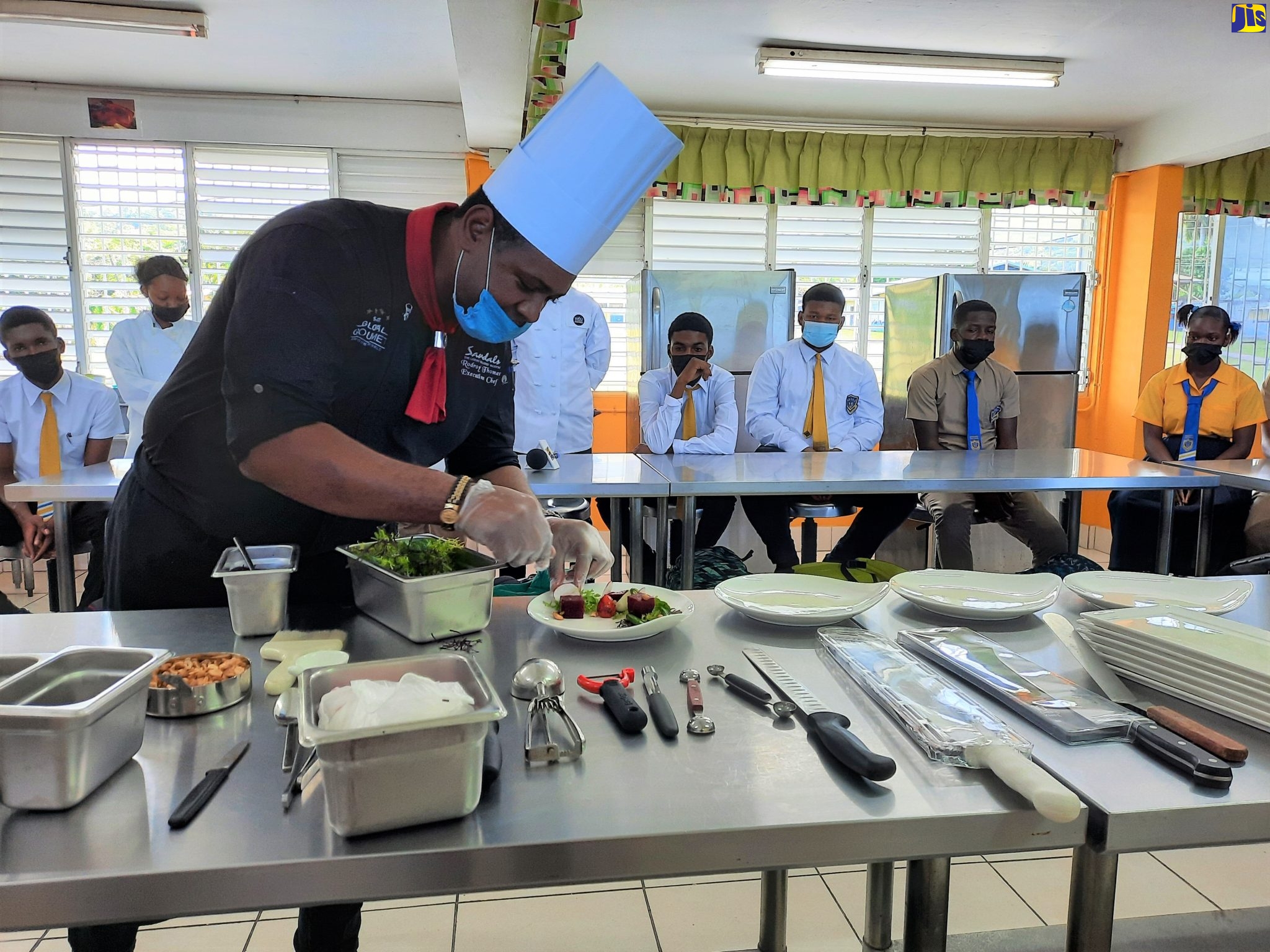 Students Learn How To Prepare Meals Without Salt