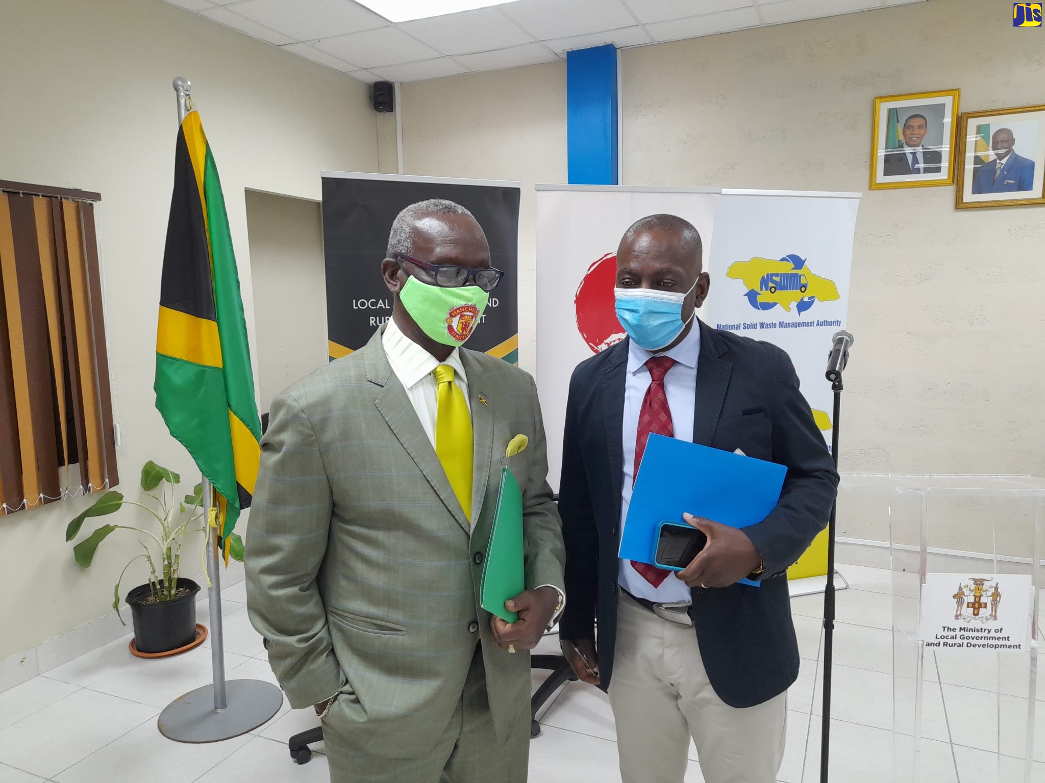 Minister of Local Government and Rural Development, Hon. Desmond McKenzie (left), in discussion with National Solid Waste Management Authority (NSWMA) Executive Director, Audley Gordon.