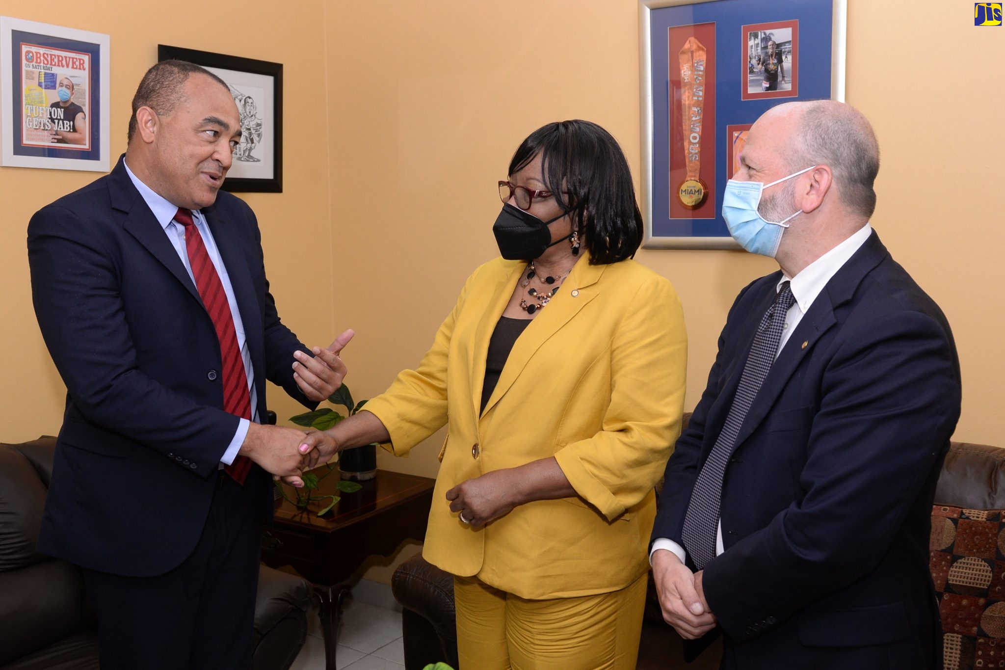 PHOTOS: PAHO Director Calls on Minister of Health