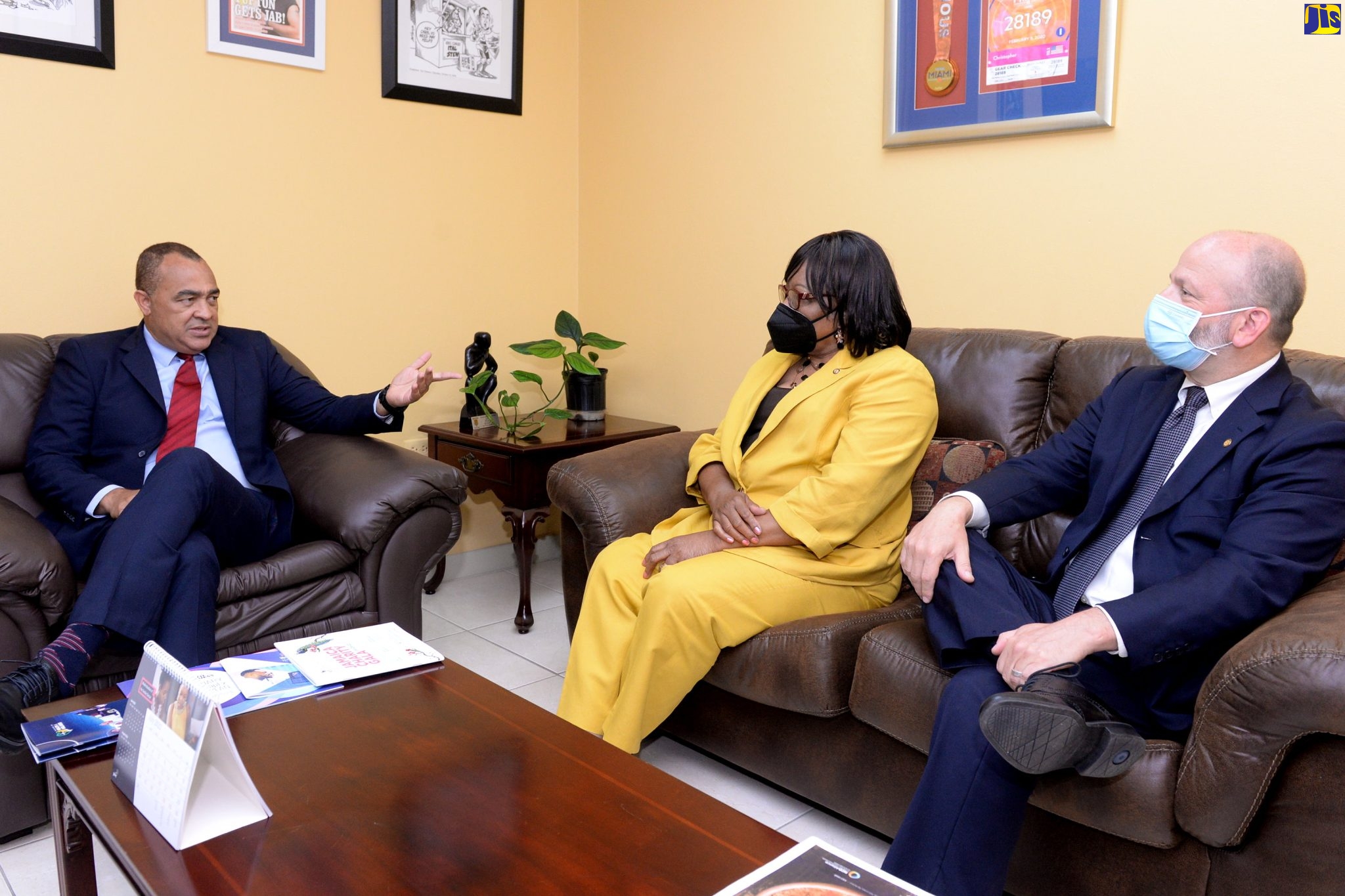 PHOTOS: PAHO Director Calls on Minister of Health