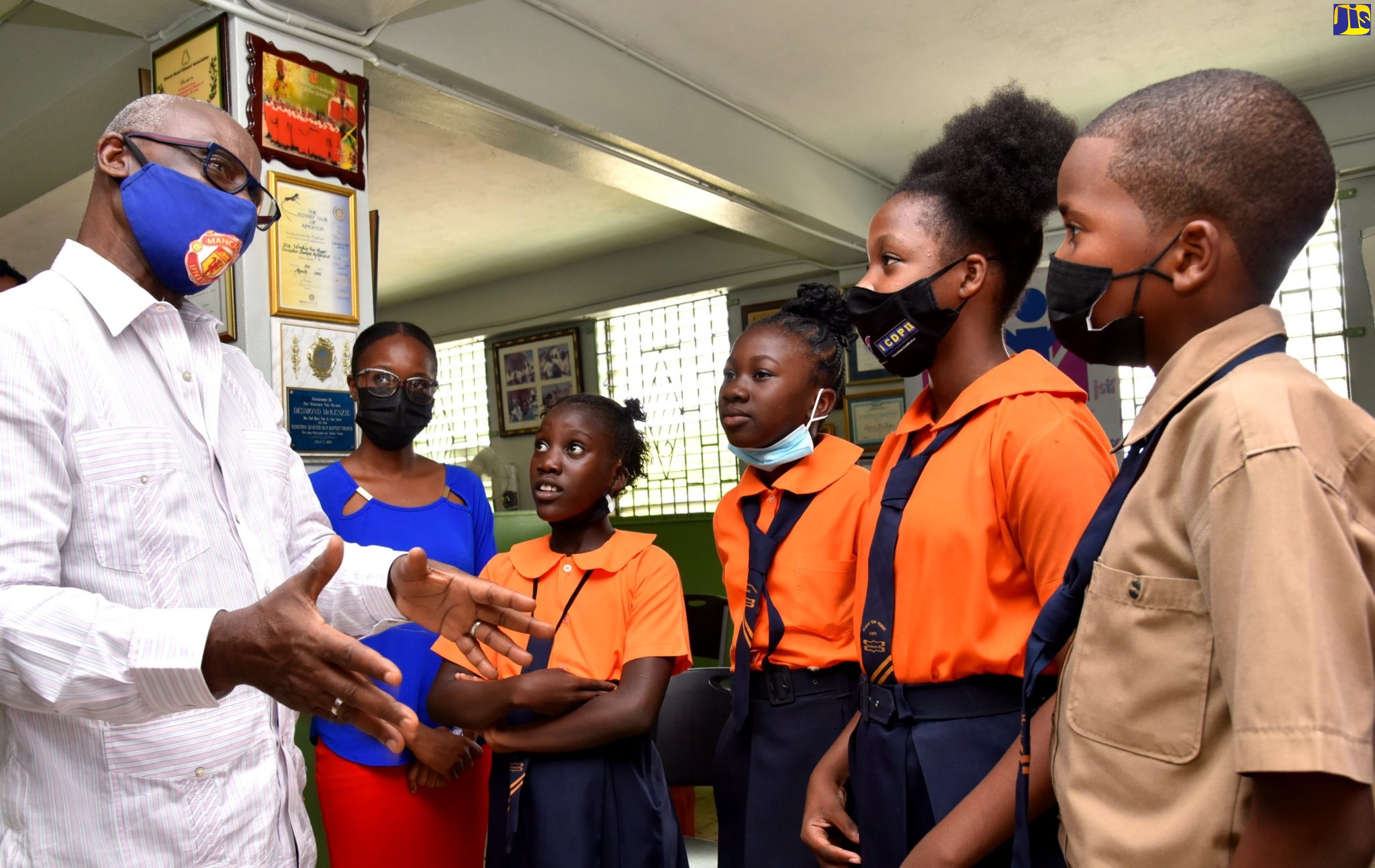 PHOTOS: Local Government Minister Meets with Spelling Bee Finalists