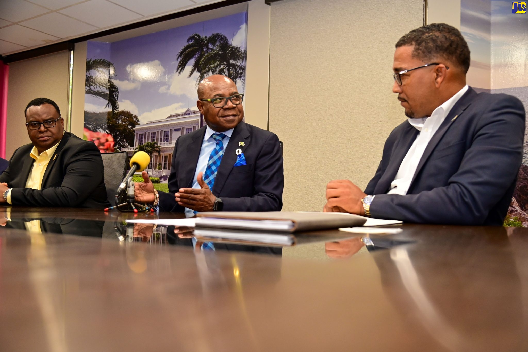Minister of Tourism, Hon. Edmund Bartlett (centre), makes a point to  Cayman Islands’ Minister of Tourism and Transport, Hon. Kenneth Bryan (right), during a meeting on Wednesday (August 10), at the Ministry’s New Kingston offices. At left is Deputy Premier, Minister for Finance and Economic Development and Minister for Border Control and Labour, Cayman Islands, Hon. Christopher Saunders.