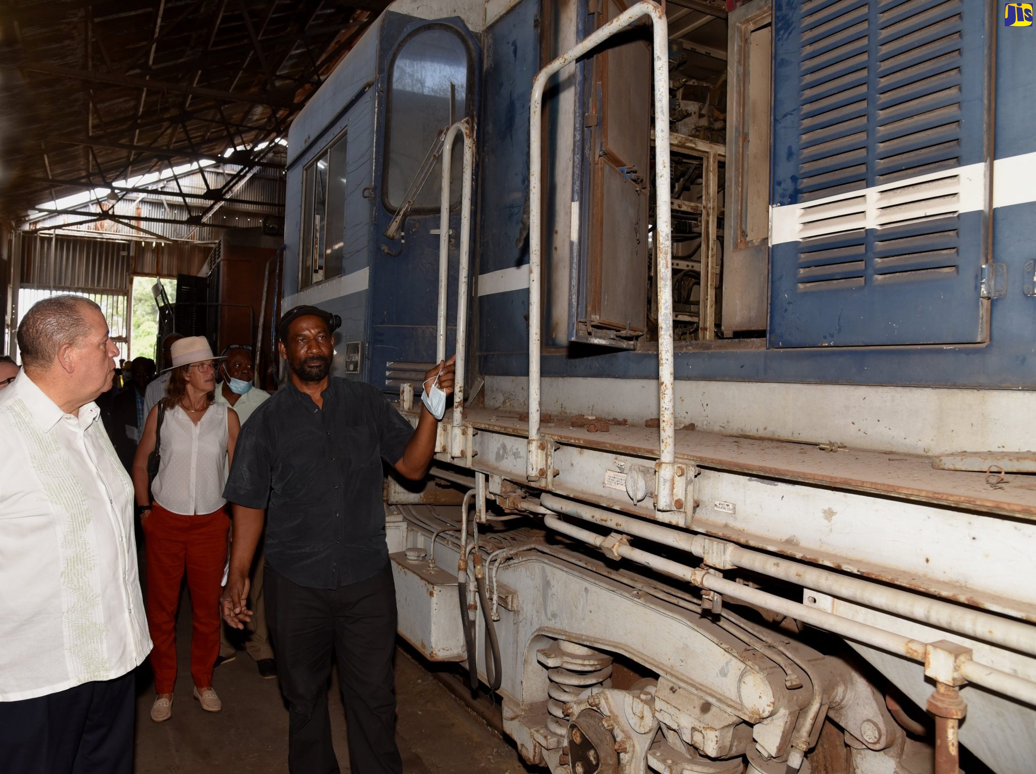 Gov’t Open to Partnerships to Restore Rail Service