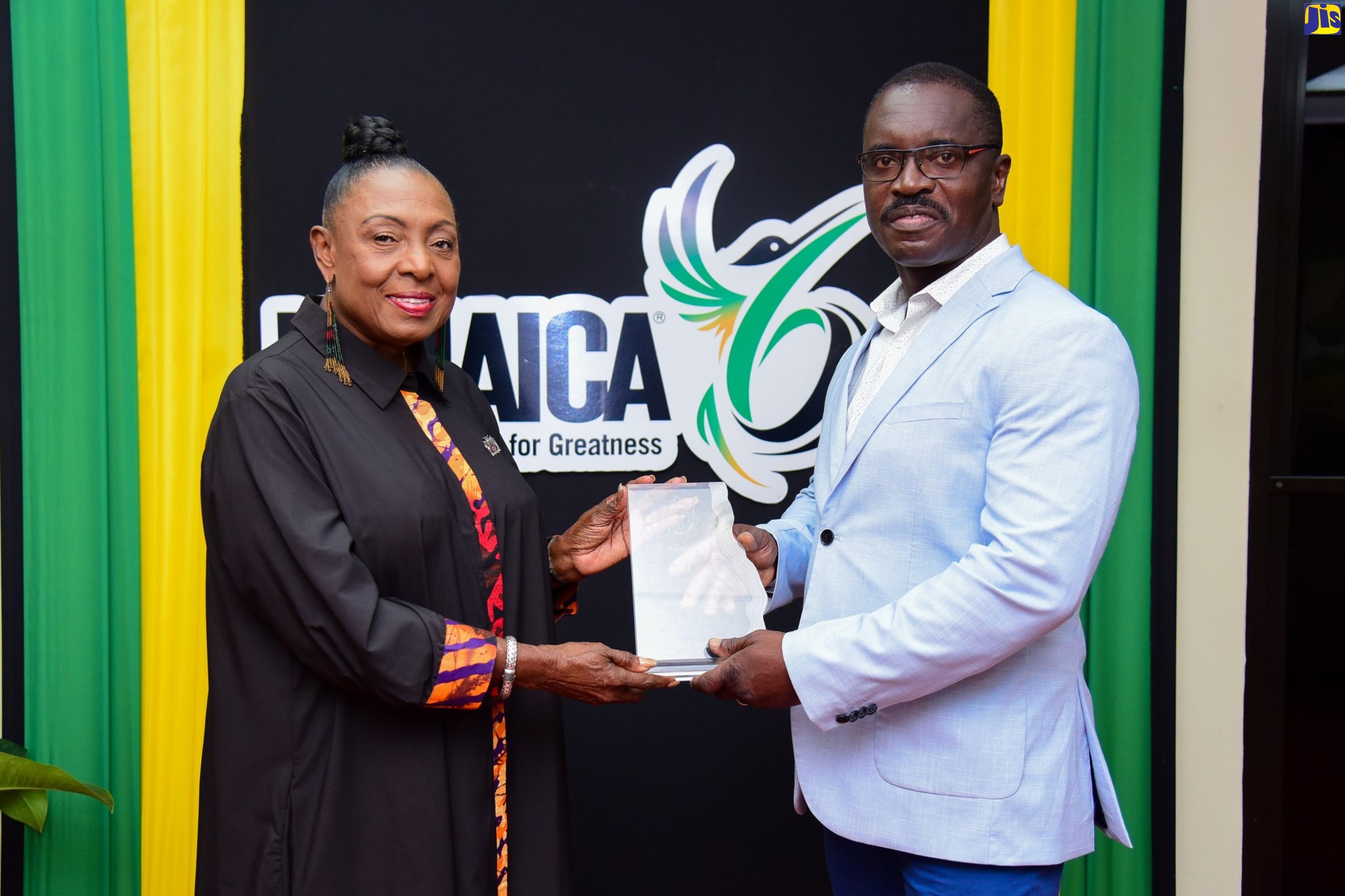 – Minister of Culture, Gender, Entertainment and Sport, Hon. Olivia Grange (left), receives a plaque from Lead Paratrooper, Guyana Defence Force, Lieutenant Colonel Lloyd Souvenir,  on behalf of the people of Guyana, to commemorate Jamaica’s 60th year of Independence. The presentation was made at the Ministry’s offices in Kingston on Monday (August 8). During Saturday’s (August 6) Grand Gala, paratroopers from the Guyana Defence Force skydived from 8,000 feet, participating in a handover of the Jamaican flag before it was hoisted in the National Stadium.