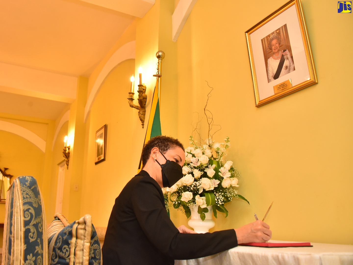 PHOTOS: Condolence Book Signing at King’s House