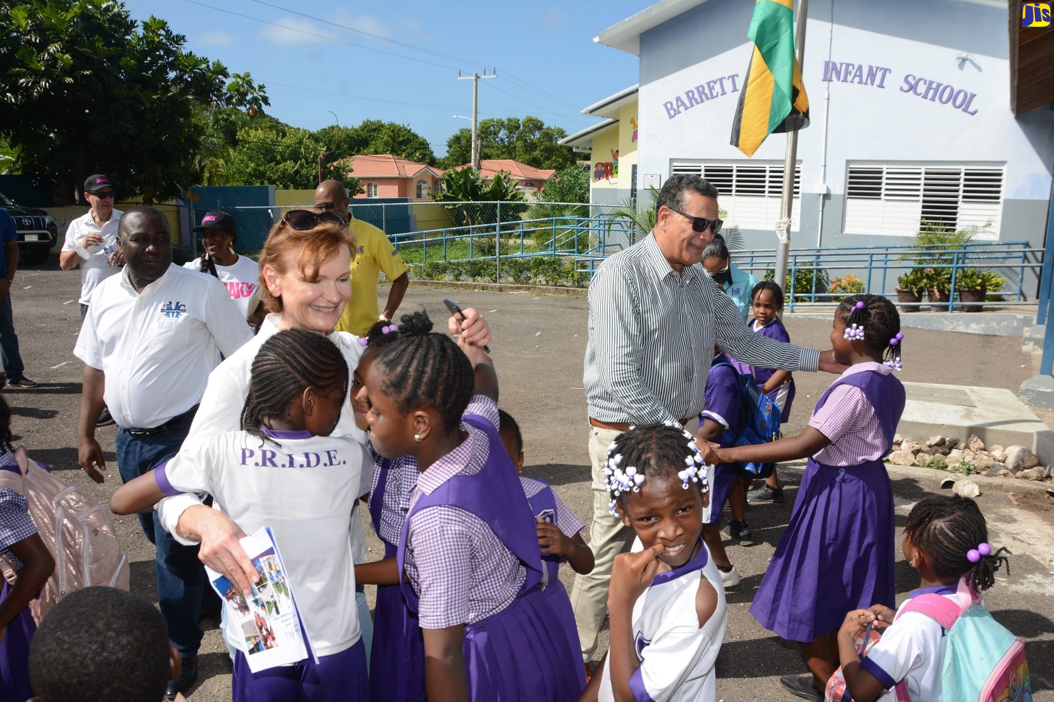 Minister of State in the Office of the Prime Minister (West), Hon. Homer Davis (right), and World Bank