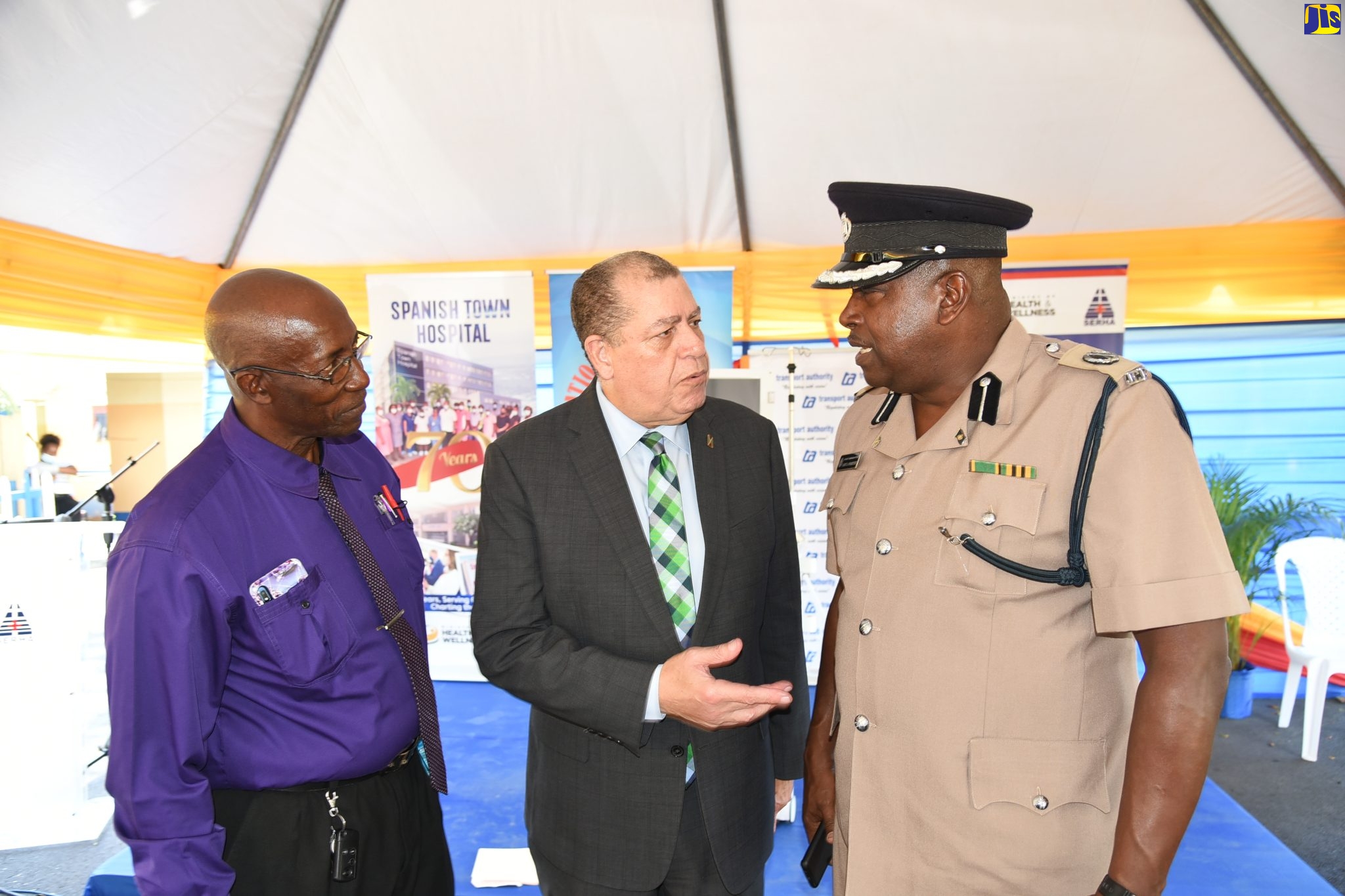 Transport and Mining Minister, Hon. Audley Shaw (centre), in conversation with Head of the Jamaica Constabulary Force’s (JCF) Public Safety and Traffic Enforcement Branch (PSTEB), Assistant Commissioner of Police (ACP) Gary McKenzie (right), and President, National Council of Taxi Associations, Allan Blair. Occasion was a handover ceremony for three dialysis machines to the Spanish Town Hospital in St. Catherine, on Wednesday (September 14).