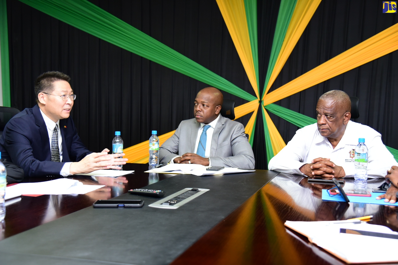 PHOTOS: Agriculture Minister Receives Courtesy Call from Chinese Ambassador