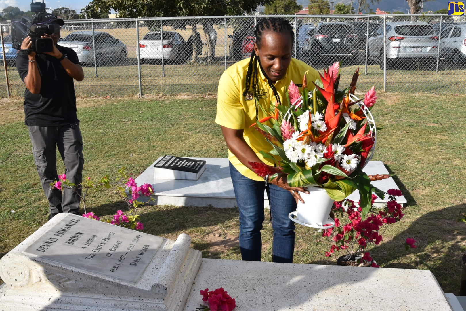 PHOTOS: Floral Tribute to Dennis Brown