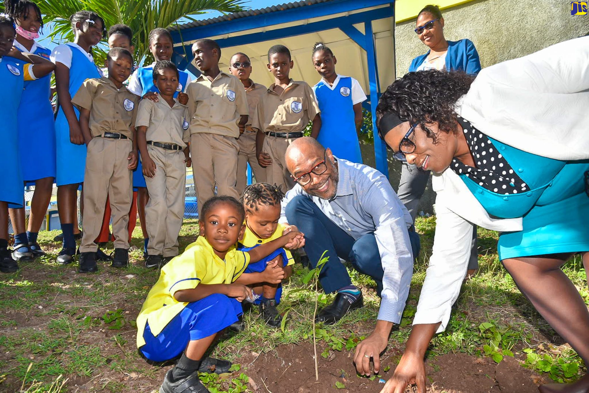 MET Service Joins with Forestry Dept. to Plant Trees