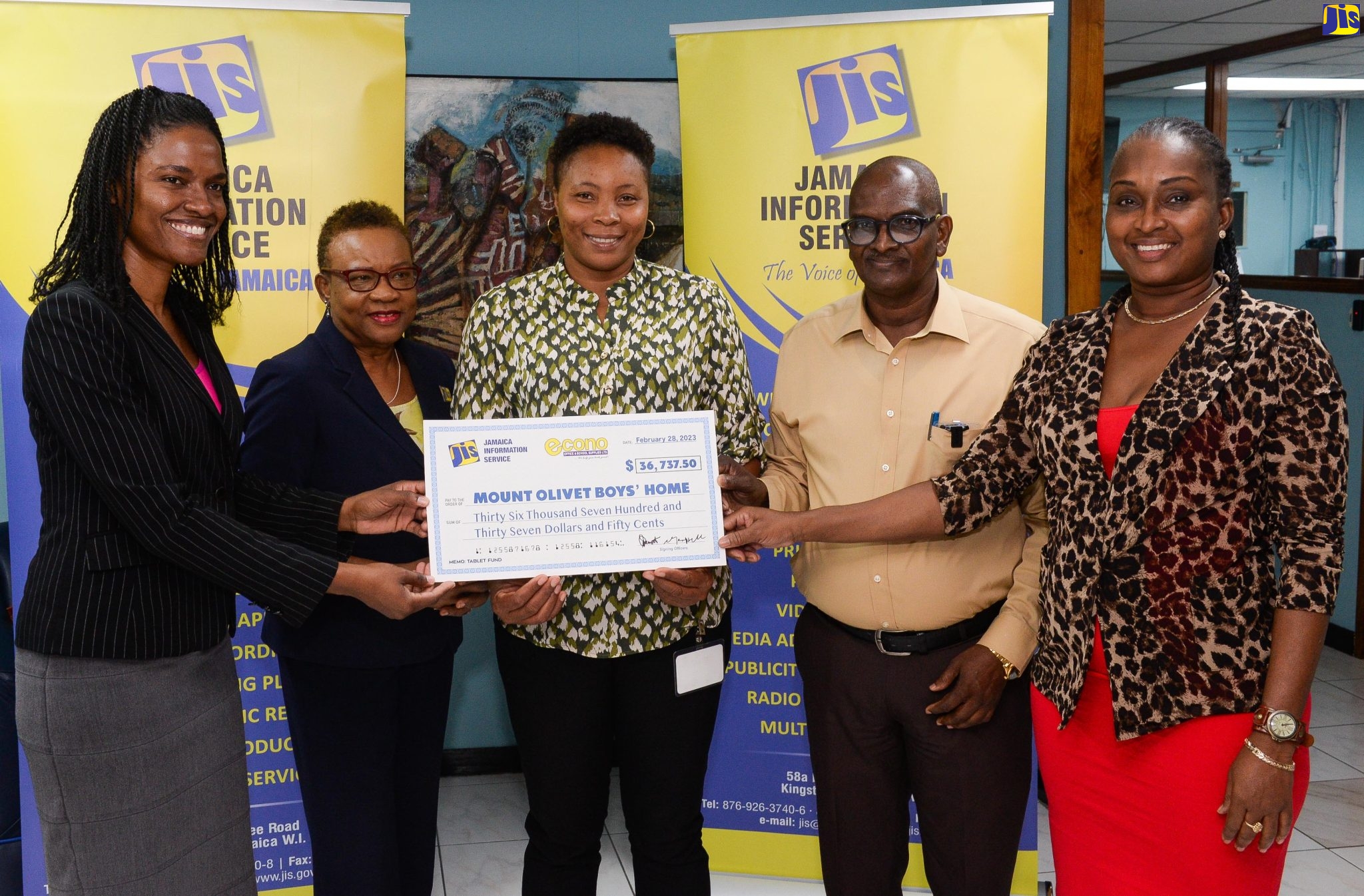 Chief Executive Officer of the Jamaica Information Service (JIS), Enthrose Campbell (second left), shares the moment as Director, Econo Office and School Supplies Limited, Ann-Marie Stennett (left) and Finance Manager, JIS, Glenford West (second right), present a symbolic cheque to Senior Staff Member of the Mount Olivet Boys’ Home, Haila Gentles (centre), at the JIS Head Office on Half-Way Tree Road on February 28.  Also sharing the moment is Stores Officer, JIS, Maureen Green.