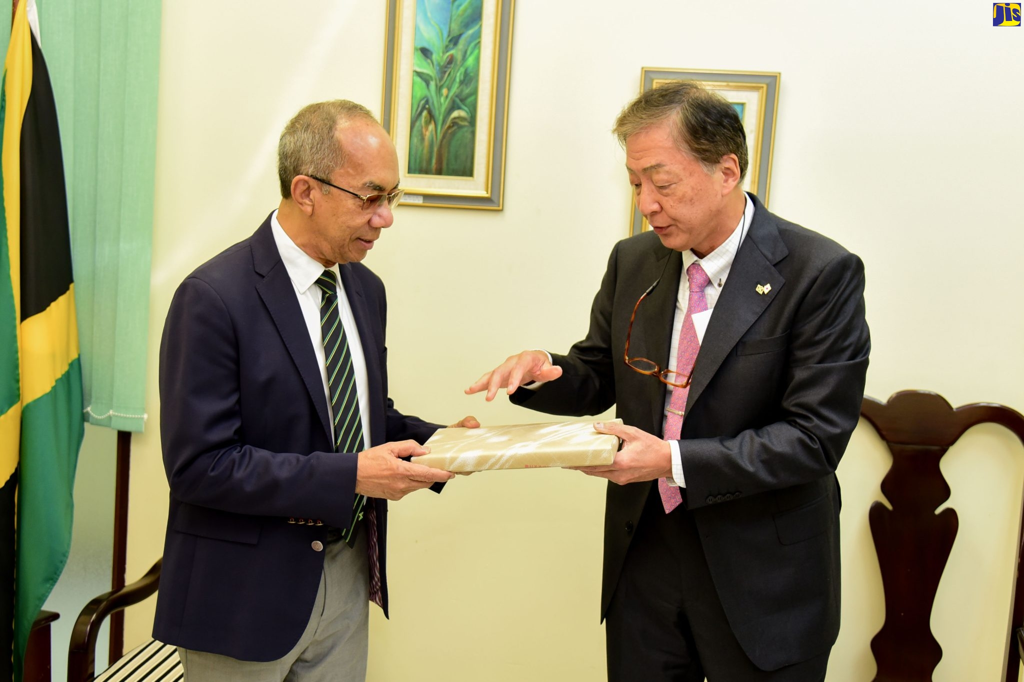 PHOTOS: Minister Chang Gets Courtesy Call from Japanese Ambassador