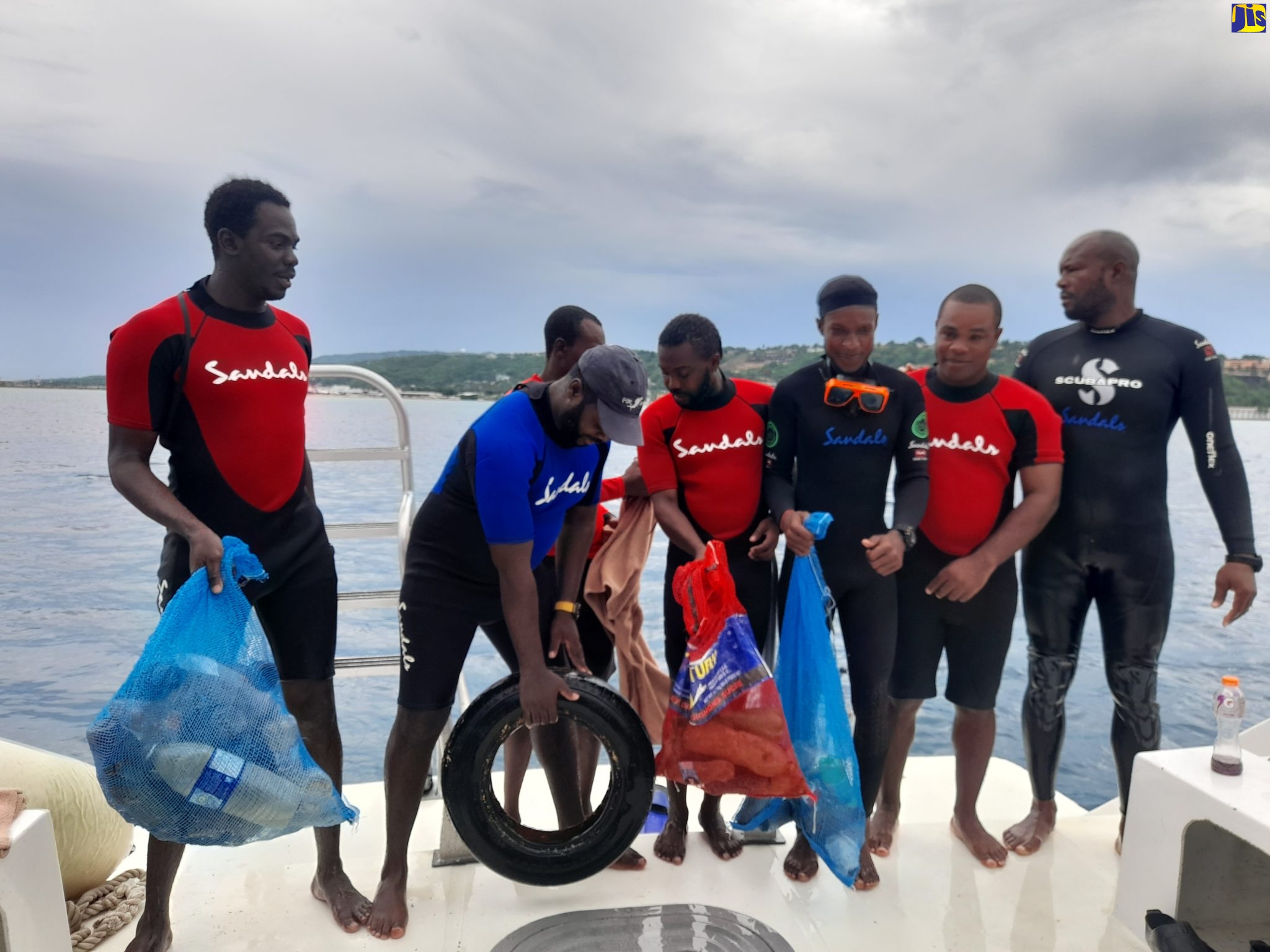 Volunteers Remove Plastic Waste from Fisherman’s and Dead-End Beaches