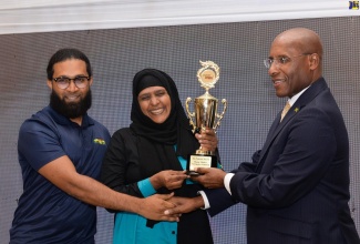 Minister of Industry, Investment and Commerce, Senator the Hon. Aubyn Hill (right), presents the Top Exporter award to Managing Director of Home Choice Enterprise Limited, Kareema Muncey (centre) and Export and Marketing Manager at the company, Ali Muhammad, at the closing ceremony for cohort three of the Enterprise Development for Export Growth under the JAMPRO Export Max Programme, held on June 20 at the Terra Nova All-Suite Hotel in St. Andrew.