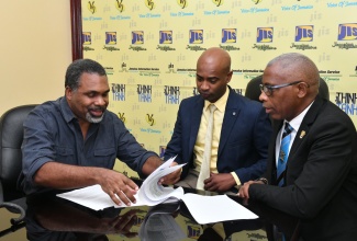 Urban Planner, Martin Addington (left), discusses a proposal that has been drafted to accelerate economic growth through smart land use and comprehensive master plans with Senior Manager, Spatial Planning Division at the National Environment and Planning Agency, Dwight Williams (centre), and Dean of the Faculty of the Built Environment at the University of Technology, Jamaica, Professor Garfield Young, following a recent JIS Think Tank.

