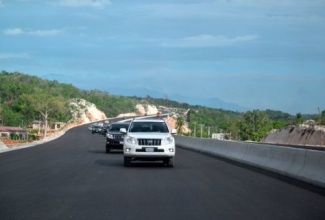Vehicles travelling on the North South leg of Highway 2000. 