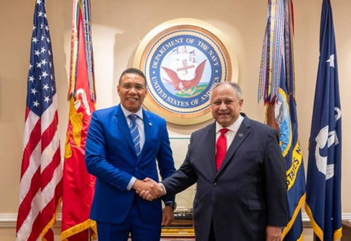 PM Discusses Strengthening National Security with US Navy Secretary