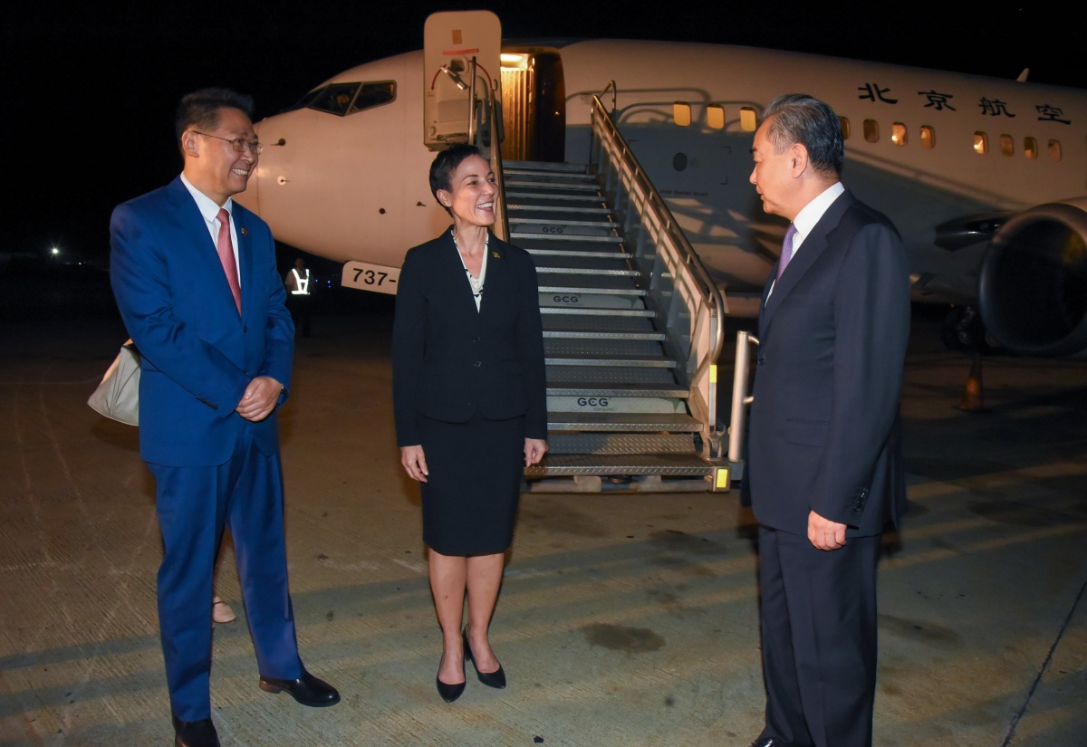PHOTOS: Senator Johnson Smith Welcomes Chinese Foreign Minister