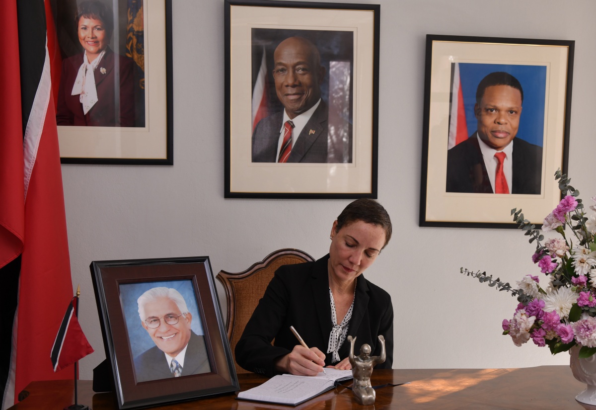 PHOTOS: Foreign Affairs Minister Signs Condolence Book