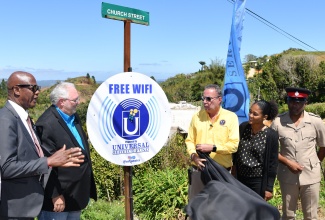 Minister of Science, Energy, Telecommunications and Transport, Hon. Daryl Vaz (third right), unveils the sign symbolising the commissioning into service of the Glenwood Springs Community Wi-Fi in Clarendon North Western on Wednesday (February 21). Sharing the moment (from left) are: Chief Executive Officer, Universal Service Fund (USF), Daniel Dawes; Member of Parliament, Clarendon North Western, Phillip Henriques; Councillor-Caretaker, Ritchies Division, Kamiel Marshall; and Inspector at the Spalding Police Station, Romaine Brooks. 