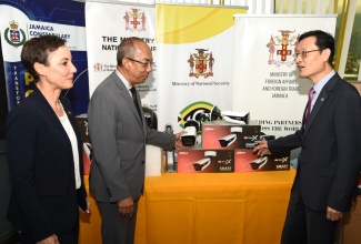 Minister of National Security, Hon. Dr. Horace Chang (centre), observes as Chargé d’Affaires, Korean Embassy in Kingston, Jin-wook Kim (right), points to some of the 215 Closed Circuit Television (CCTV) cameras donated to Jamaica by the Republic of Korea, at the Ministry of National Security in Kingston, today (April 16). At left is Minister of Foreign Affairs and Foreign Trade, Senator the Hon. Kamina Johnson Smith.

