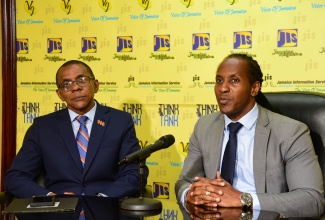 Minister of State in the Ministry of Foreign Affairs and Foreign Trade, Hon. Alando Terrelonge (right), addresses a recent Jamaica Information Service (JIS) Think Tank held at the agency’s head office in Kingston. Next to him is Chair of the Biennial Jamaica Diaspora Conference, President and Chief Executive Officer (CEO), VM Group, Courtney Campbell.