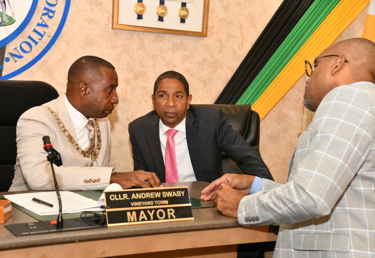 Mayor of Kingston, Councillor Andrew Swaby (left), consults with Deputy Mayor, Senator Councillor Delroy Williams (centre), and Chief Executive Officer, Kingston and St. Andrew Municipal Corporation (KSAMC), Robert Hill, during the KSAMC’s meeting on Tuesday (May 14). The meeting was held at the Corporation’s offices in downtown Kingston.