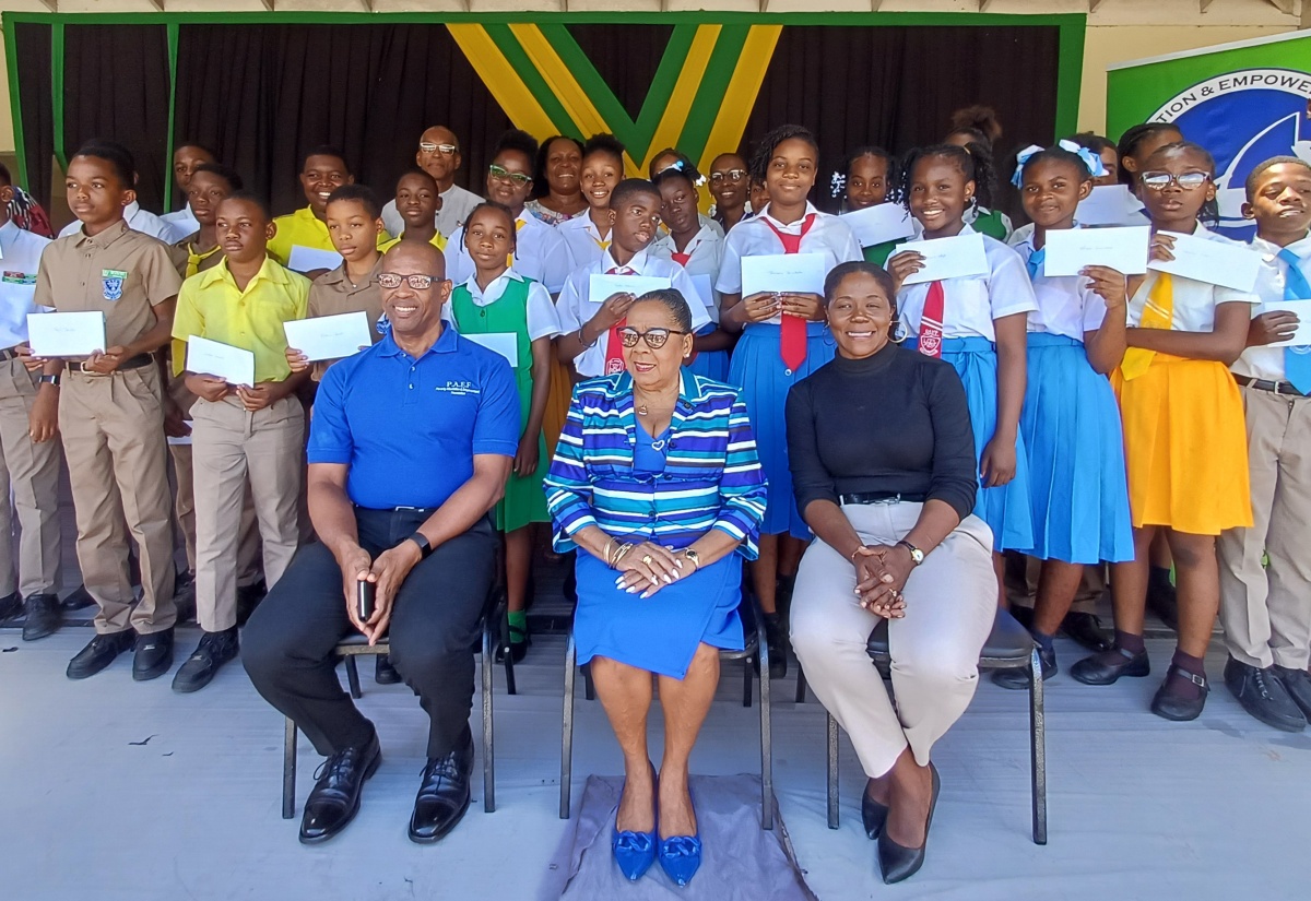 Students in St. Catherine Receive Scholarships from PAEF