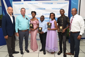 Minister of Science, Energy, Telecommunications and Transport, Hon. Daryl Vaz (second left), with the four 2024 Petrojam Limited Primary Exit Profile (PEP) Scholarship awardees (from third left) Greenwich Primary School’s Jhennalla Robinson and Johnty Smith; and Kaylia Walters and Kevin Nelson from St. Andrew Primary, during Wednesday’s (August 21) awards ceremony at the Jamaica Business Development Corporation (JBDC) in Kingston. Others (from left) are Petrojam Limited Board Chairman, Wayne Chen, and General Manager, Telroy Morgan.