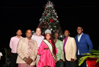 Minister of Local Government and Community Development, Hon. Desmond McKenzie (third right), joins Mayor of Kingston, Councillor Andrew Swaby (second left), at the Kingston and St. Andrew Municipal Corporation’s (KSAMC) Christmas Tree Lighting ceremony held recently at St. William Grant Park in downtown Kingston.  Others (from left) are Former Mayor of Kingston, Delroy Williams; Leader of the Opposition, Mark Golding; Miss Kingston and St. Andrew Festival Queen 2024, Daindra Harrison; Custos of Kingston, Hon. Steadman Fuller; and Custos of St. Andrew, Hon. Ian Forbes.

