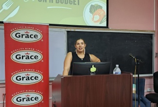 Founder of Lulu`s Apron in New York in the United States (US), Chef Danya Smith, provides practical tips on healthy eating on a budget, during the recent 'Dying to be Beautiful' symposium held at the University of the West Indies (UWI) Mona campus in St. Andrew.

