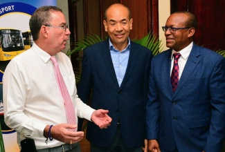 Minister of Science, Energy, Telecommunications and Transport, Hon. Daryl Vaz (left), shares in conversation with Energy Advisor, Wayne Chen (centre) and General Manager of Petrojam, Telroy Morgan. Occasion was a press conference at the Ministry’s offices in Kingston on Tuesday (March 18), where Minister Vaz provided an update on developments in the energy sector.

