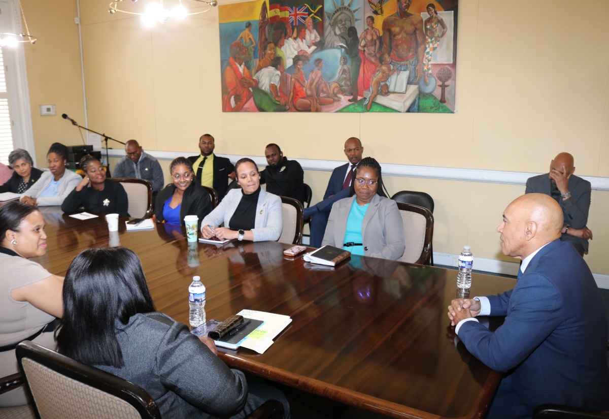 PHOTOS: Ambassador Anderson Meets with Embassy Staff