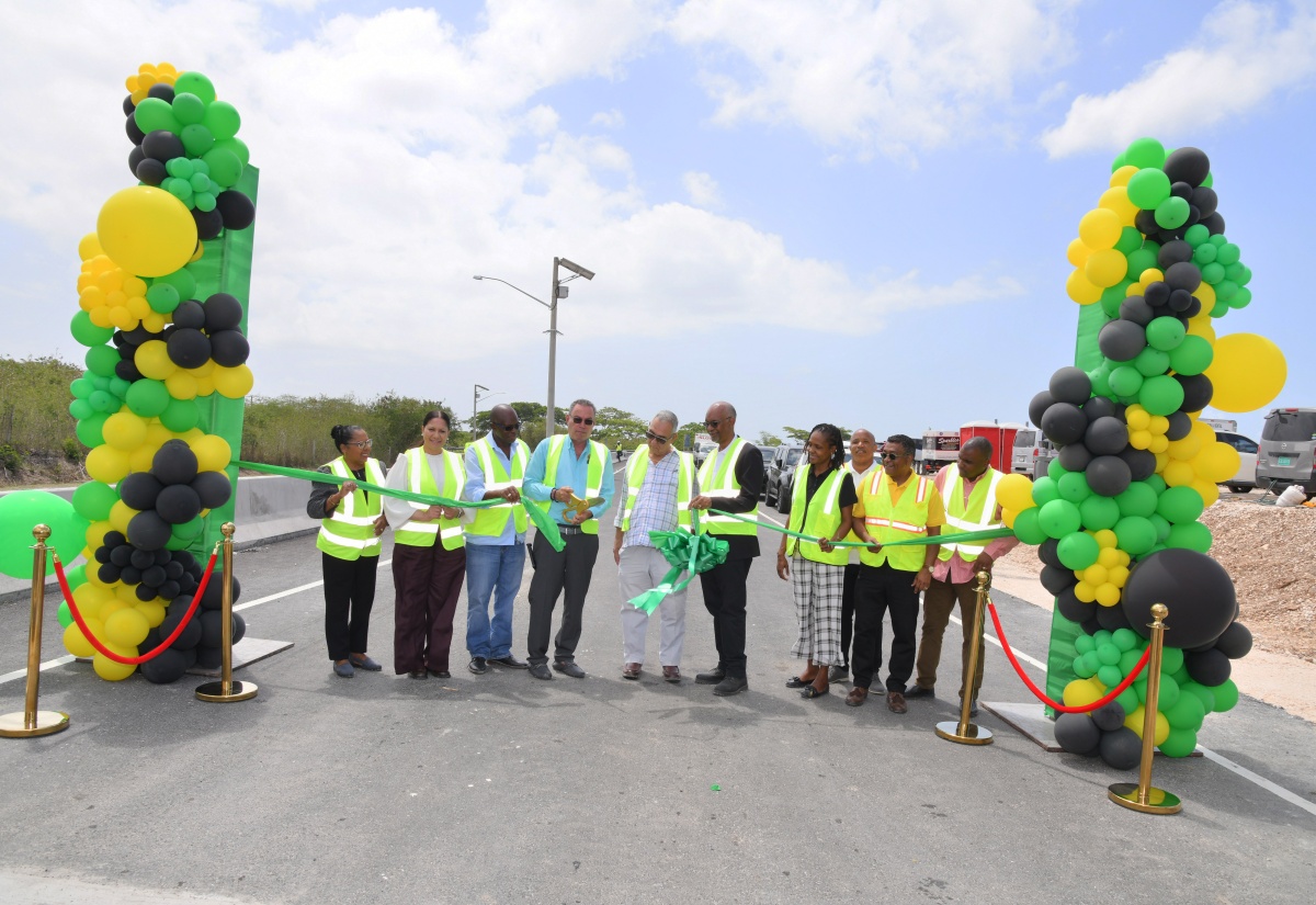 The Vineyards Toll Plaza featuring the newly constructed TAG lane to the left of the canopy.

