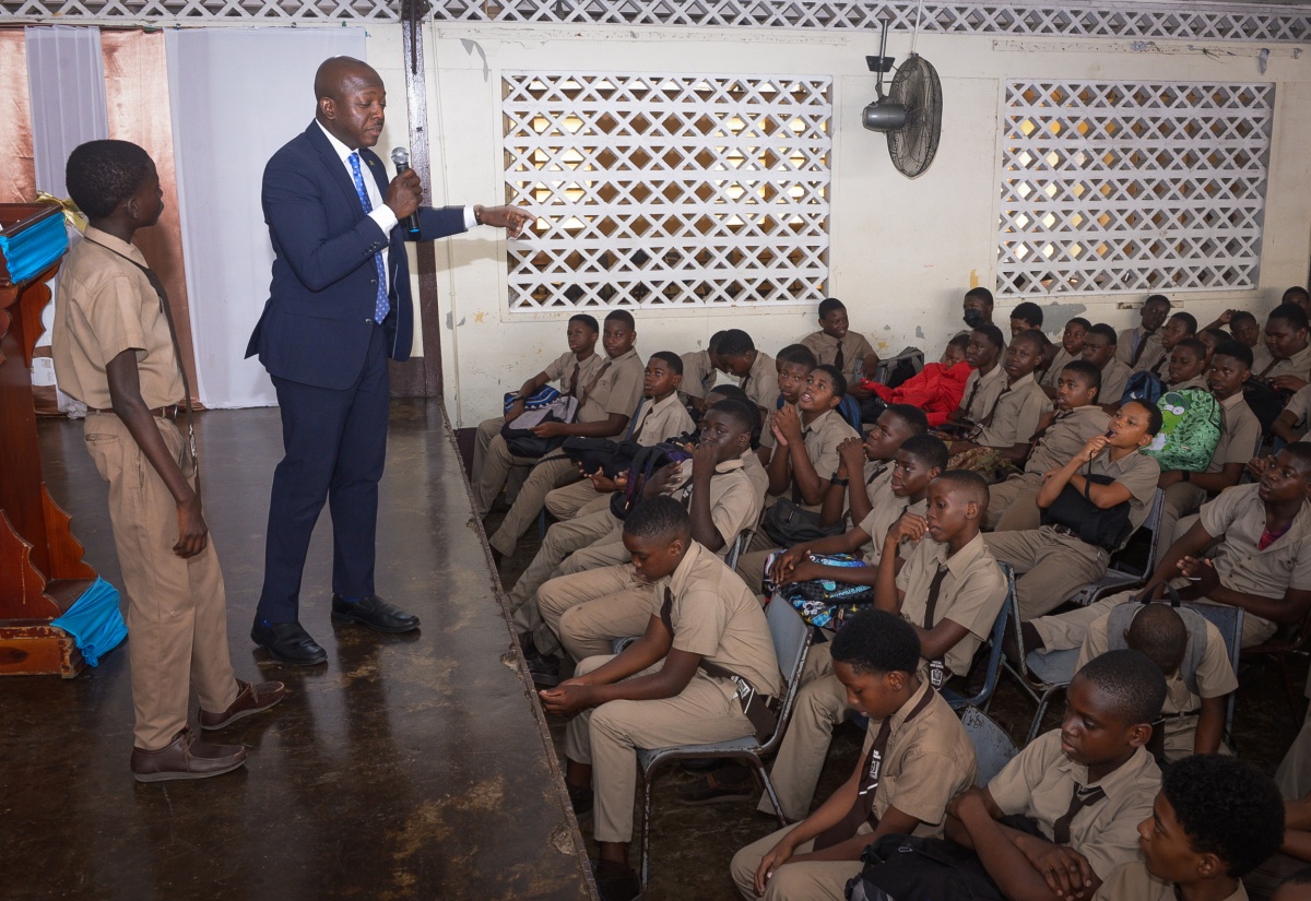 Vulnerable Students Can Access Support from Labour Ministry