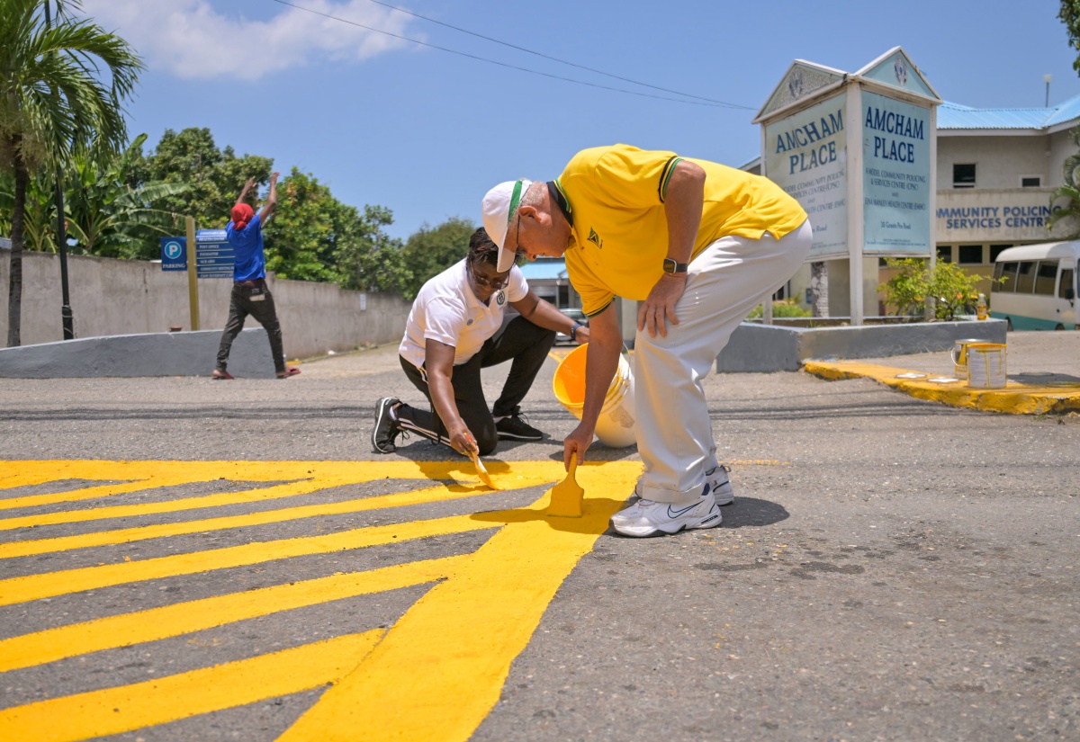 Grants Pen Residents, Police Work Together to Beautify Community